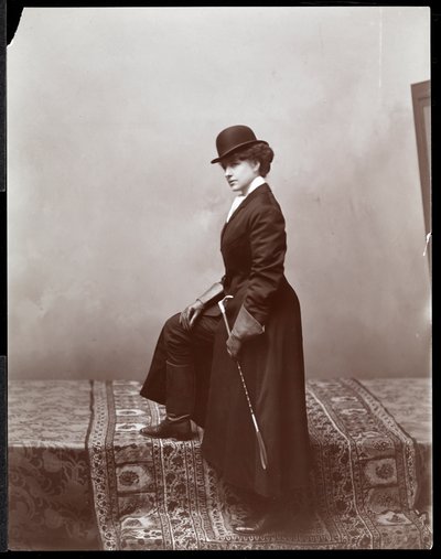 Ein weibliches Modell posiert im Studio des Illustrators Malcolm Strauss, ca. 1895 (Silbergelatineabzug) von Byron Company